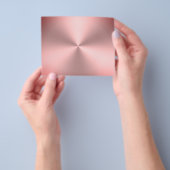 モダン ピンク ブラッシュド メタル ルック チラシ (手)