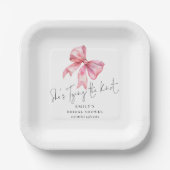 モダン ピンク ボウ タイング ザ ノット ブライダル シャワー ペーパープレート (正面)