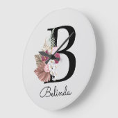 モダン ピンク ボヘミア ガーリー フラワーイニシャル B ラージ壁時計 (傾斜)