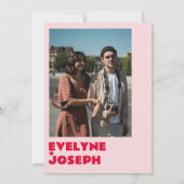 モダン ピンク レッド レトロ ボールド ファンキー フォト ウェディング 招待状 (裏面)