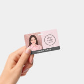 モダン ピンク ロゴ 従業員 ID バッジ (手持ち)