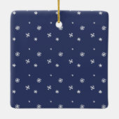 モダン ピース ラブ 新生児の初クリスマス セラミックオーナメント (裏面)