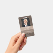 モダン ブラウン ビジネス フォト ID カード バッジ (手持ち)