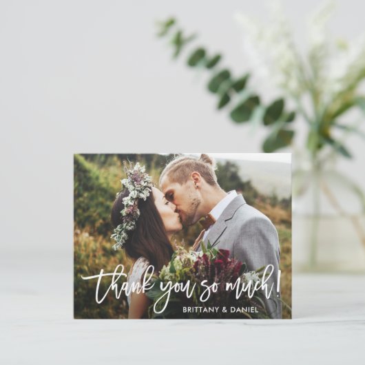 モダン ブラシ スクリプト ウェディング サンクス ア ロット ホワイト ポストカード (スタンド正面)