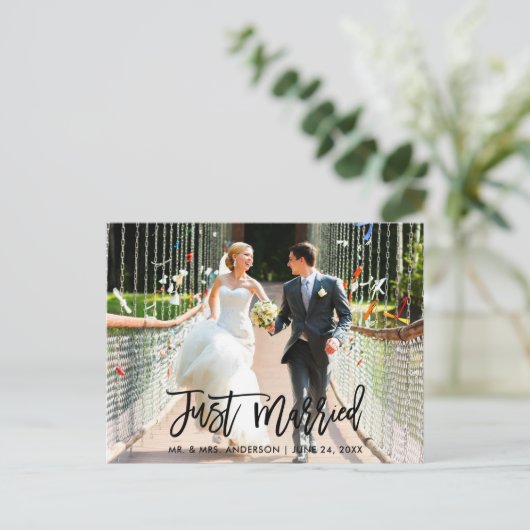 モダン ブラシ スクリプト ウェディング 写真 結婚しました ポストカード (スタンド正面)