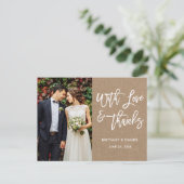 モダン ブラシ スクリプト ラブ アンド サンクス ウェディング クラフト ポストカード (スタンド正面)