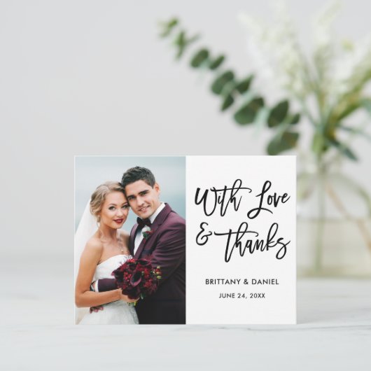 モダン ブラシ スクリプト ラブ アンド サンクス ウェディング ホワイト ポストカード (スタンド正面)