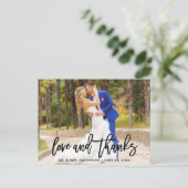 モダン ブラシ スクリプト ラブ アンド サンクス ウェディング ポストカード (スタンド正面)