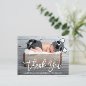 モダン ブラシ スクリプト 新生児 ベビー お礼 ホワイト ポストカード (スタンド正面)