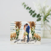 モダン ブラシ スクリプト | 結婚式 愛と感謝 ポストカード (スタンド正面)