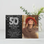 モダン ブラック&シルバー 50歳のサプライズ誕生日フォト 招待状 (スタンド正面)
