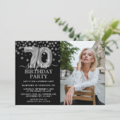 モダン ブラック&シルバー 70歳のサプライズ誕生日フォト 招待状 (スタンド正面)
