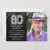 モダン ブラック&シルバー 80歳のサプライズ誕生日フォト 招待状 (正面)