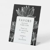 モダン ブラック＆ホワイト フラワー ギフト 台座サイン (正面)