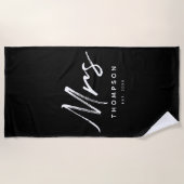 モダン ブラック＆ホワイト ミニマル スクリプト 夫人の名前 ビーチタオル (正面)