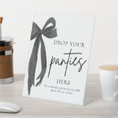 モダン ブラック リボン 下着をここにドロップ ゲーム看板 台座サイン (インサイチュ)