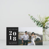 モダン ブラック 幸せな新年の結婚式 フォト カード (スタンド正面)