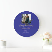 モダン ボーホー ハッピーアニバーサリー 名前を入れて 青 オレンジ ラージ壁時計 (ホーム)