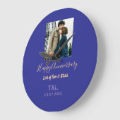 モダン ボーホ ハッピーアニバーサリー [名前] ブルー オレンジ ラージ壁時計 (傾斜)