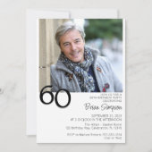 モダン・ミニマリストな60歳の誕生日フォト 招待状 (正面)