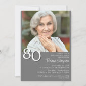 モダン ミニマリスト グレー 80歳の誕生日 招待状 (正面)