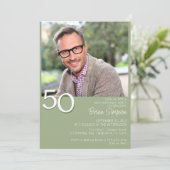 モダン・ミニマリスト・セージグリーンの50歳の誕生日フォト 招待状 (スタンド正面)
