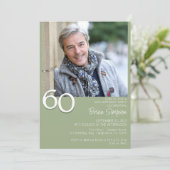 モダン・ミニマリスト・セージグリーンの60歳の誕生日フォト 招待状 (スタンド正面)