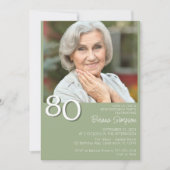 モダン・ミニマリスト・セージグリーンの80歳の誕生日フォト 招待状 (正面)