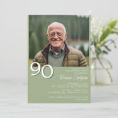 モダン・ミニマリスト・セージグリーンの90歳の誕生日フォト 招待状 (スタンド正面)