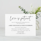 モダン ミニマリスト 愛は忍耐 ウェディング アップデート 招待状 (スタンド正面)