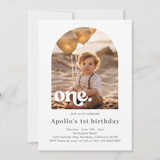 モダン ミニマル アーチ型 フォトフレーム 1歳 誕生日 招待状 (正面)