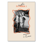 モダン ミニマル カラフル ベージュ | テーブル ナンバー カード (正面)