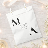 モダン ミニマル ブラック&ホワイト ウェディング フェイバーバッグ (クリップ留めされた状態)