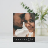 モダン ミニマル | ブラック ボールド フォト セーブ ザ デート インビテーションポストカード (スタンド正面)
