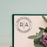 モダン ミニマル モノグラム 自分の図書館から ラバースタンプ<br><div class="desc">お気に入りの本に洗練されたタッチを加えるために、スタイリッシュでミニマルな「自分の図書館から」または「この本は〇〇のもの」を意味するゴムスタンプをご紹介します。モダンなオープンレイアウトのモノグラムイニシャルと、スマートな縦線で区切られた、あなたの名前と個人的なテキストが現代的なサンセリフフォントでスタンプされます。本当に大切な本にスタンプすることで、コレクションが際立つこと間違いなし。このスタンプは高品質の素材で作られており、いつでも清潔で鮮明な印影を実現します。読書家、コレクター、個人の図書館を大切にするすべての人におすすめです。ぜひ今すぐ注文して、あなたの文学的宝物に洗練されたタッチを加えてください。</div>