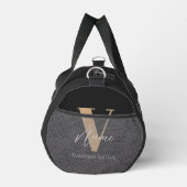 モダン モノグラムイニシャル V & 名前 名入れ ダッフルバッグ (右)