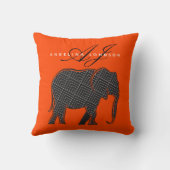 モダン モノグラム オレンジとブラック クッション (裏面)