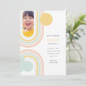 モダン レインボー バースデー フォト 招待状 (スタンド正面)