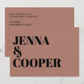 モダン レトロ ボールド タイプ ブラック & デザート ローズ ウェディング 招待状 (正面/裏面)