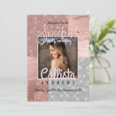 モダン ローズゴールド シルバー グリッター フォト スウィート16 招待状 (スタンド正面)