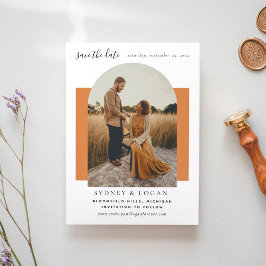 モダンArch Burnt Orangeの結婚写真 セーブザデート