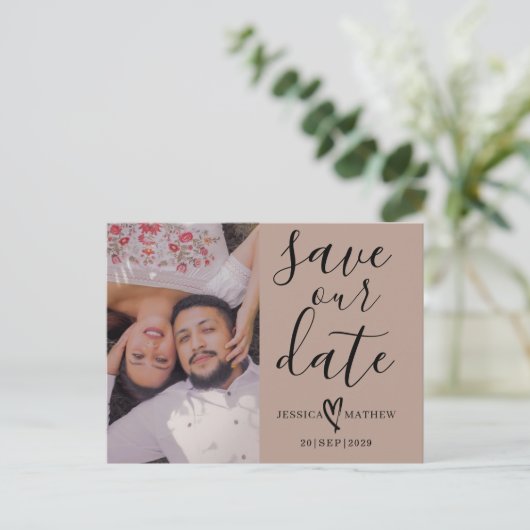 モダンBeige & Black日付スクリプトの保存 案内ポストカード (スタンド正面)