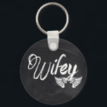 モダンblackboardスクリプトhoneymoon wifeee キーホルダー<br><div class="desc">blackboardモダンスクリプトhoneymoon wifey tシャツ、wifeyギフト、wifeyデコレーション、wifeyホームデコリー、wifeyアクセサリー。ブライダルシャワー、バチェロレッテギフト、未来のミセス権利のための結婚式のギフトのための完璧な贈り物。</div>