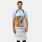 モダンboho happy anniversary add name date orange エプロン (着用した状態)