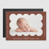 モダンBrown Scalloped Photo Birth Announcement (正面/裏面)