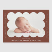 モダンBrown Scalloped Photo Birth Announcement (正面)