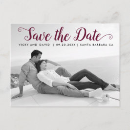 モダンBurgundyスクリプト結婚式Date写真を保存 ポストカード