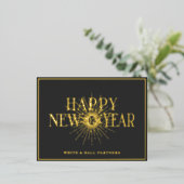 モダンBusiness Happy New Yearロゴ |黒い金ゴールド 箔シーズンポストカード (立ち正面)