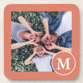 モダンCoral OrangeとWhite Monogram Photo コースター (正面)