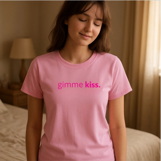 モダンGimme Kiss | タイポグラフィ ピンク文字 Tシャツ